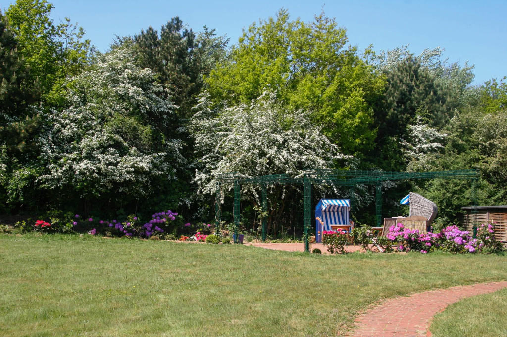 ferienhaus-ambronia-garten-strandkorb - Strandkorb-abc.de